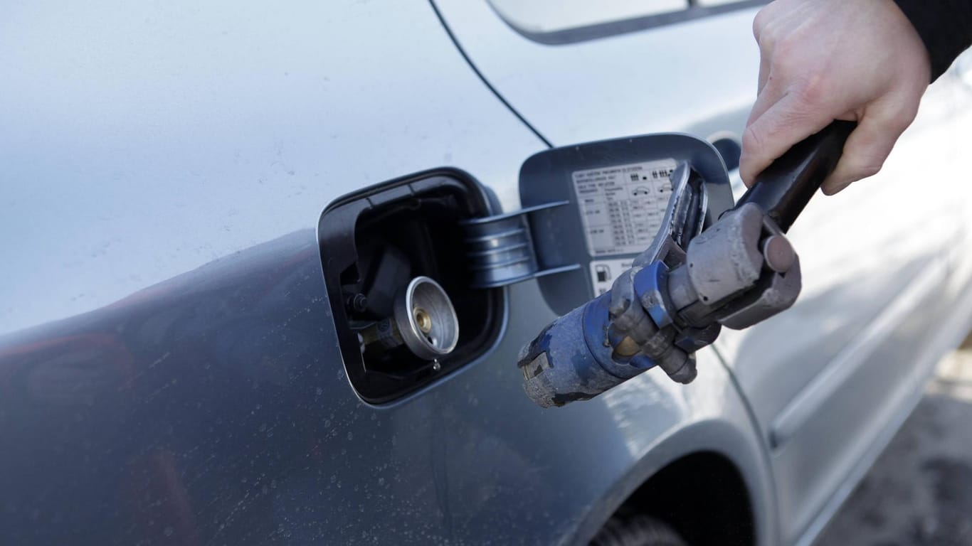 Die Betankung eines Erdgasautos (Symbolbild): Ein Mann wird bei einer Explosion eines Erdgasautos bei Achern schwer verletzt.