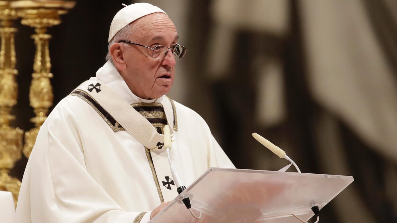 Vatikan: Papst Franziskus spricht bei der Heiligabend-Messe im Petersdom.