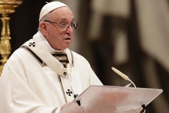 Vatikan: Papst Franziskus spricht bei der Heiligabend-Messe im Petersdom.
