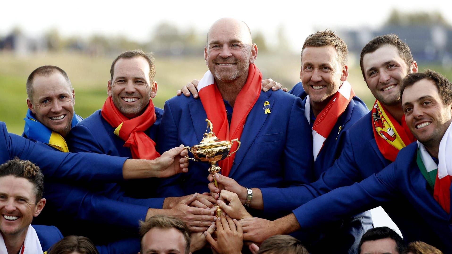 Strahlende Sieger: Das Team Europa posiert nach dem Triumph beim Ryder Cup rund um Kapitän Thomas Björn.