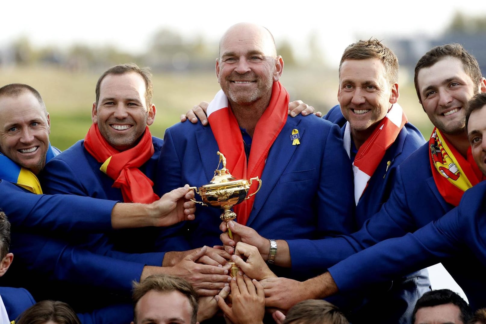 Strahlende Sieger: Das Team Europa posiert nach dem Triumph beim Ryder Cup rund um Kapitän Thomas Björn.