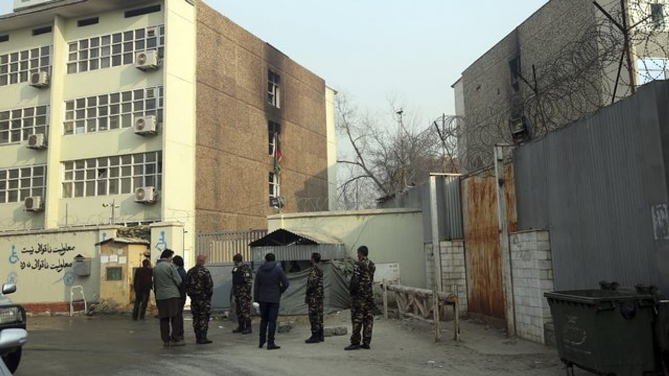Afghanische Sicherheitskräfte sichern den Tatort in Kabul.