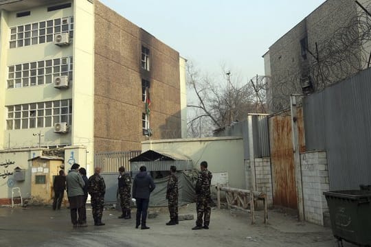 Afghanische Sicherheitskräfte sichern den Tatort in Kabul.