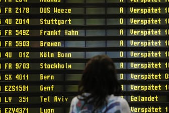 Verspätete Flüge: Bahnkunden und Flugreisende sollten nach Ansicht von Verbraucherschützern bei Verspätungen künftig automatisch entschädigt werden.