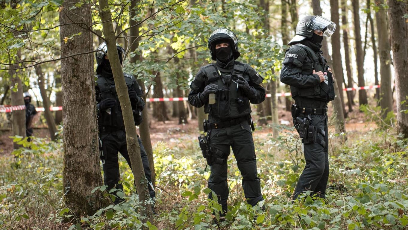 Polizei im Hambacher Forst (Symbolbild): In der Nacht zum ersten Weihnachtstag werfen Unbekannte Steine und Molotowcocktails auf Fahrzeuge des Konzerns RWE.