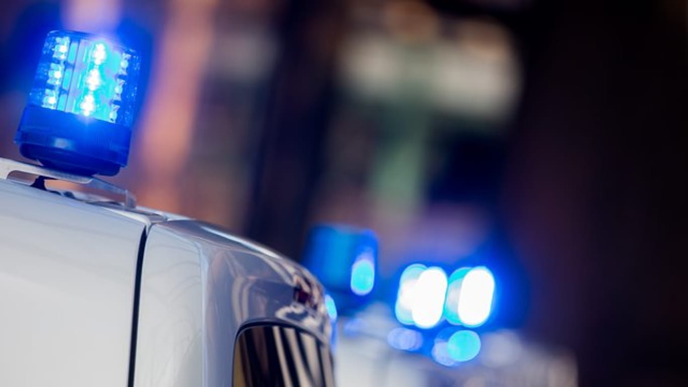 Ein Blaulicht (Symbolbild): Auf Rügen sind bei einem Verkehrsunfall drei menschen teilweise schwer verletzt worden.