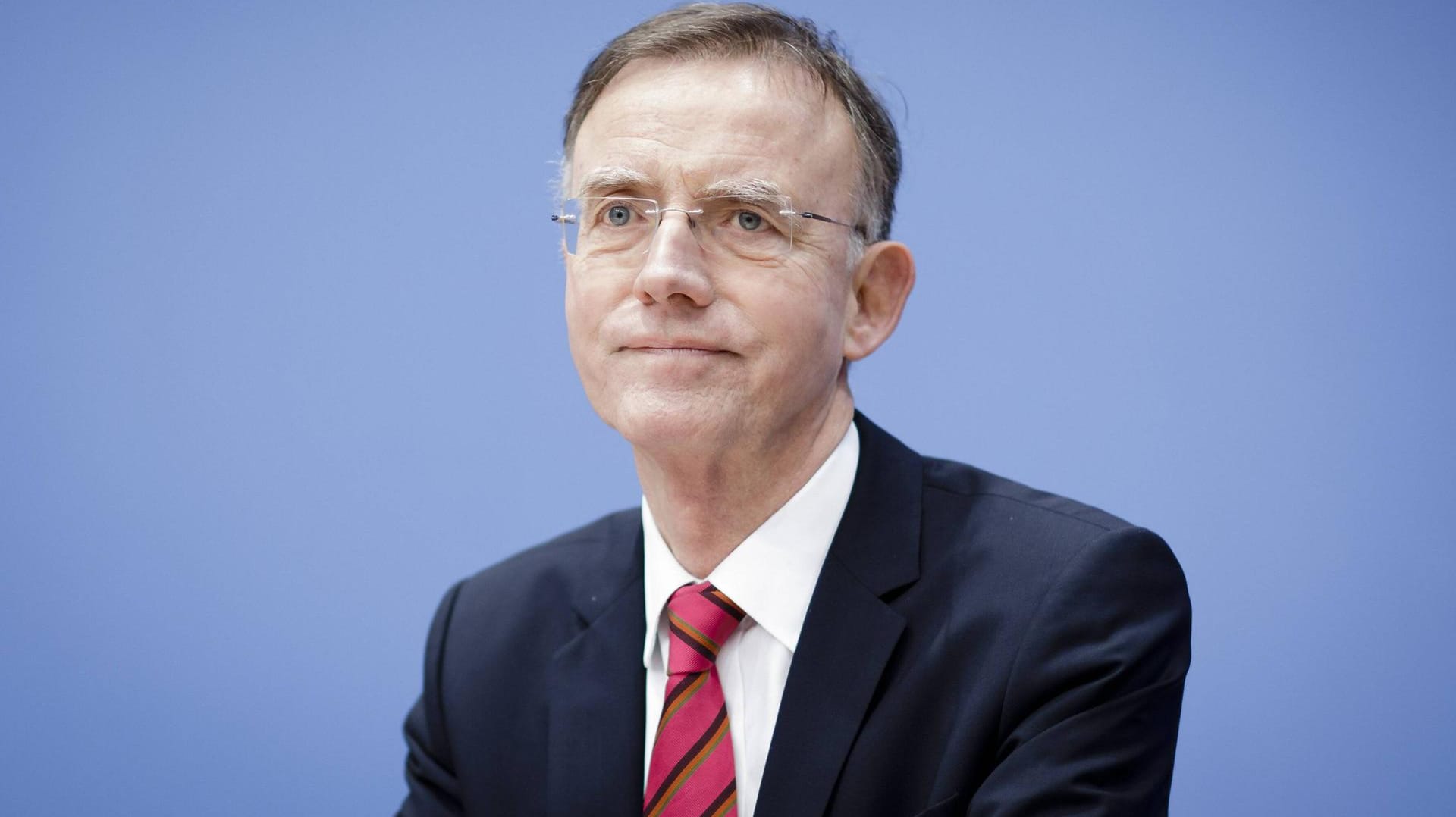 Gerd Landsberg: Der Geschäftsführer des Deutschen Staedte- und Gemeindebundes spricht sich für eine Grundsicherung für Kinder aus. Gerd Landsberg: Der Geschäftsführer des Deutschen Staedte- und Gemeindebundes spricht sich für eine Grundsicherung für Kinder aus.