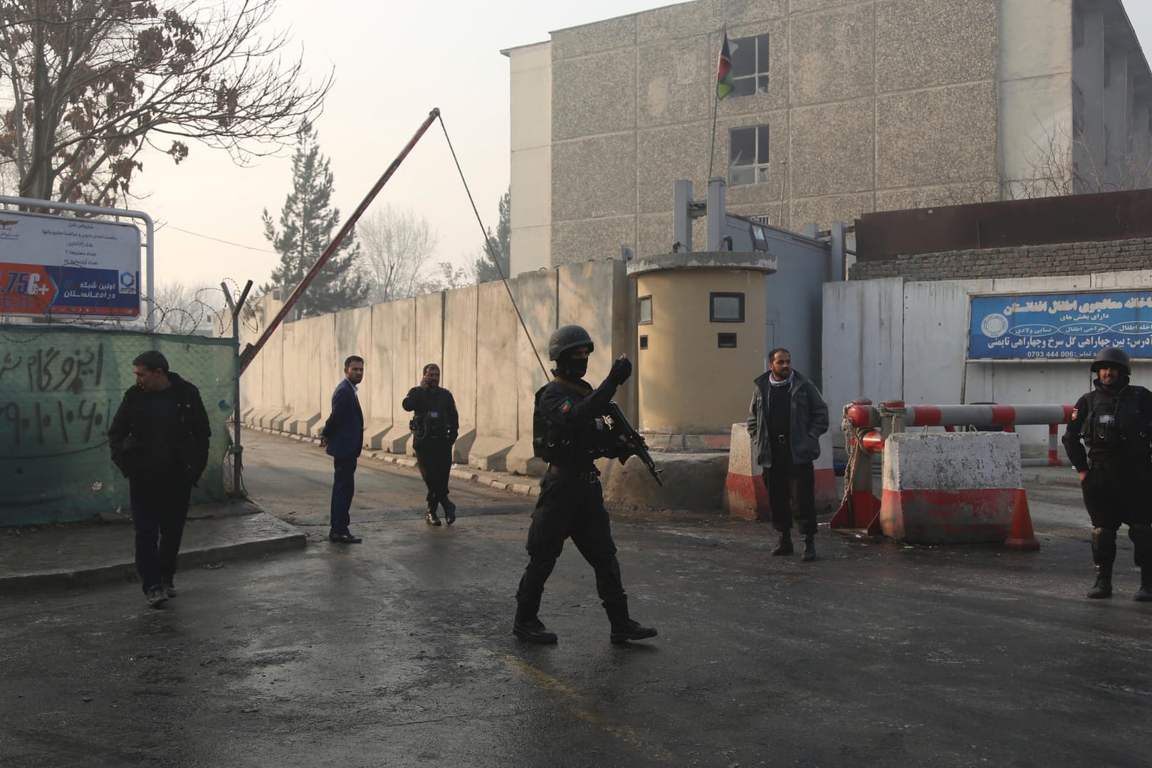 Afghanistan, Kabul: Afghanische Sicherheitskräfte versammeln sich einen Tag später am Ort eines Selbstmordanschlags und bewaffneten Überfalls, bei dem Dutzende von Menschen ums Leben gekommen sind.