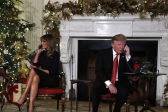 Donald und Melania Trump am Weihnachtstelefon.