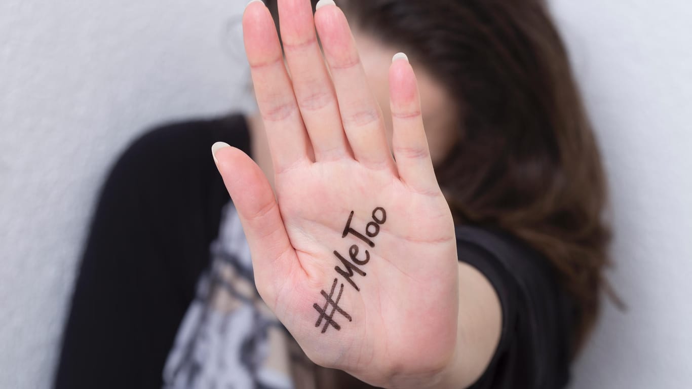 Frau bekennt sich zu #MeToo: Nicht nur die Frauen, auch Männer leiden unter sexistischem Verhalten von anderen.