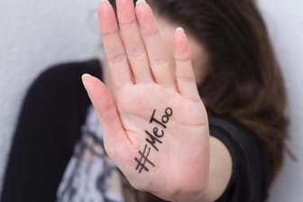 Frau bekennt sich zu #MeToo: Nicht nur die Frauen, auch Männer leiden unter sexistischem Verhalten von anderen.