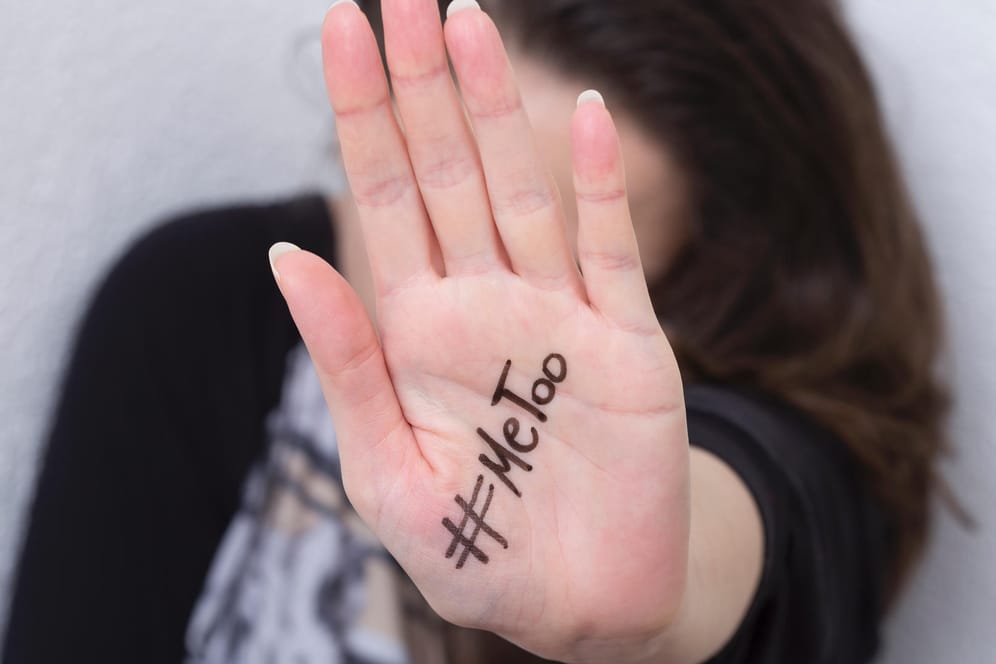 Frau bekennt sich zu #MeToo: Nicht nur die Frauen, auch Männer leiden unter sexistischem Verhalten von anderen.