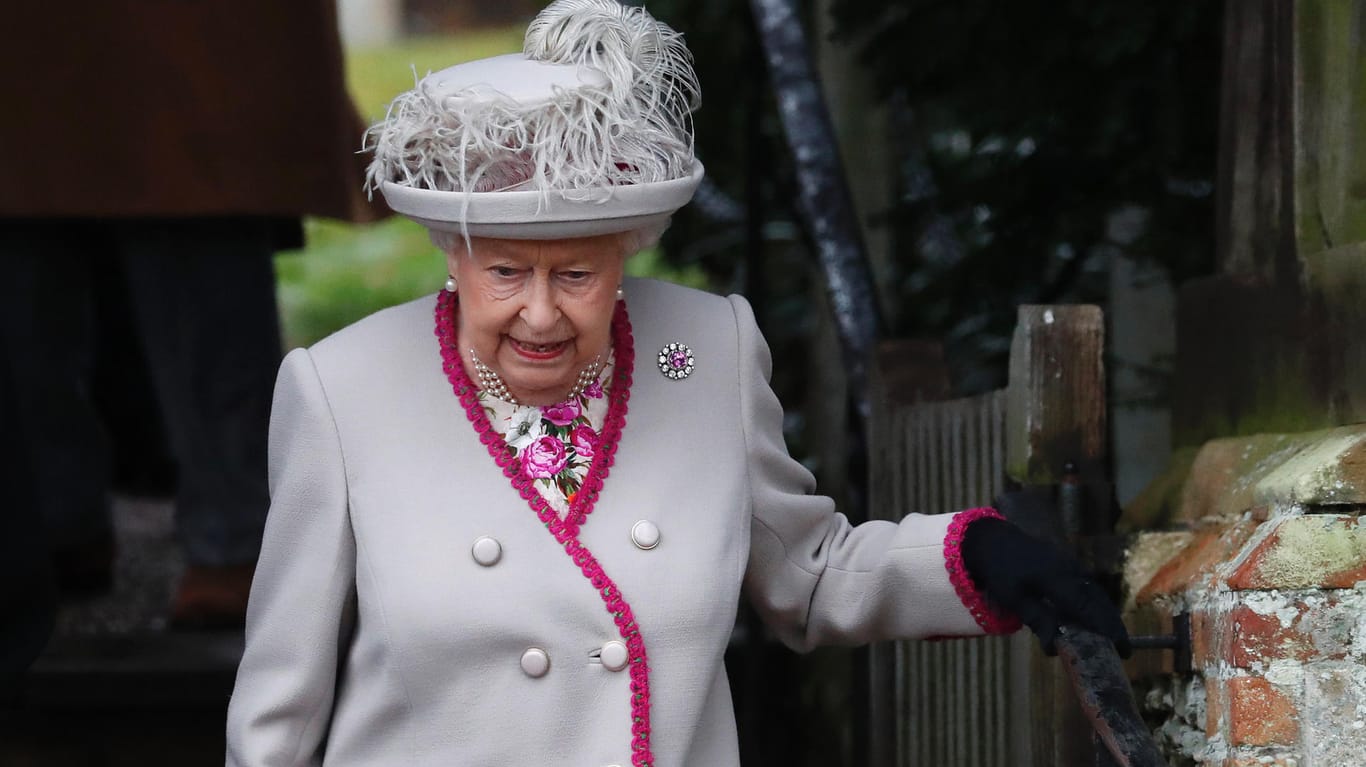 Queen Elizabeth II.: Für Weihnachten darf es ein besonders schicker Hut sein.