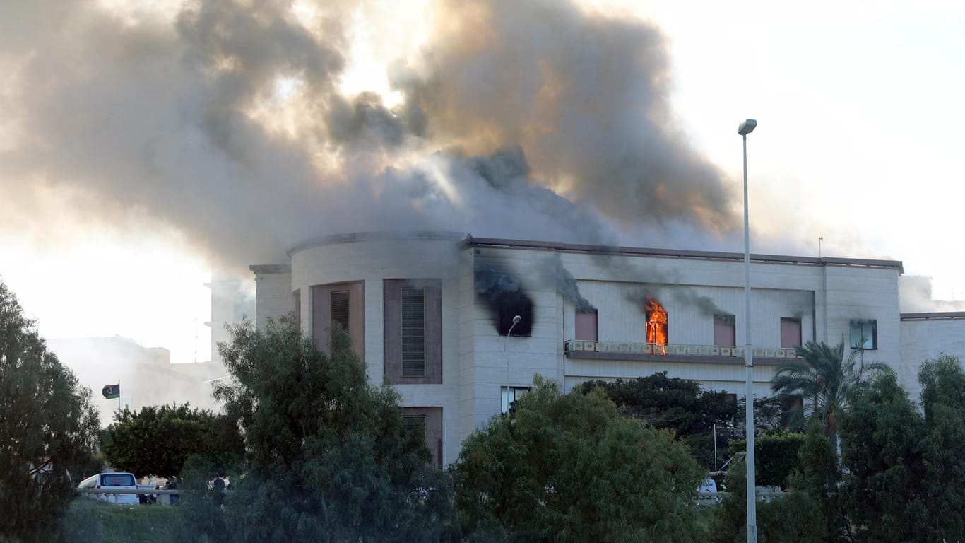 Rauch über dem libyschen Außenministerium in Tripolis: Selbstmordattentäter hatten sich in dem Gebäude in die Luft gesprengt.