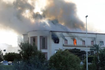 Rauch über dem libyschen Außenministerium in Tripolis: Selbstmordattentäter hatten sich in dem Gebäude in die Luft gesprengt.