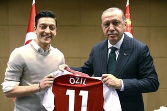 Foto mit Folgen: Mesut Özil (l) und Recep Tayyip Erdogan in London.
