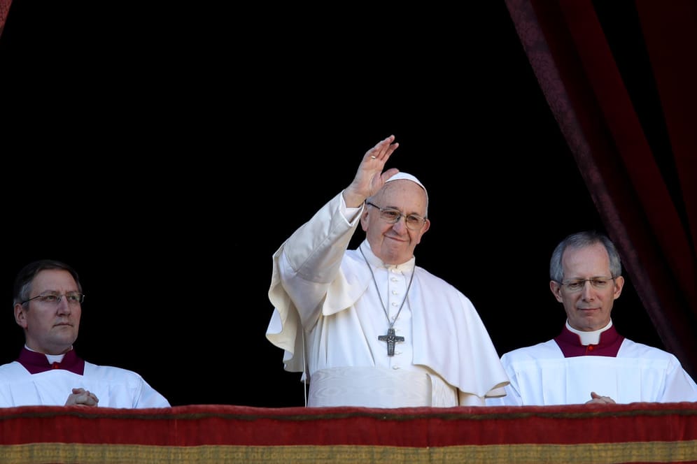 Papst Franziskus im Vatikan: Beim Weihnachtssegen hörten 50.000 Christen dem Papst zu.