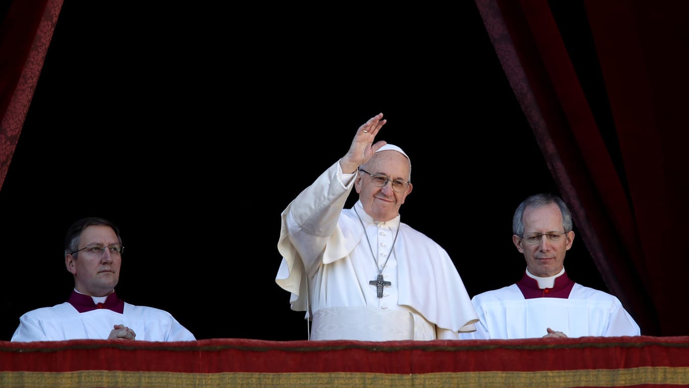 Papst Franziskus im Vatikan: Beim Weihnachtssegen hörten 50.000 Christen dem Papst zu.