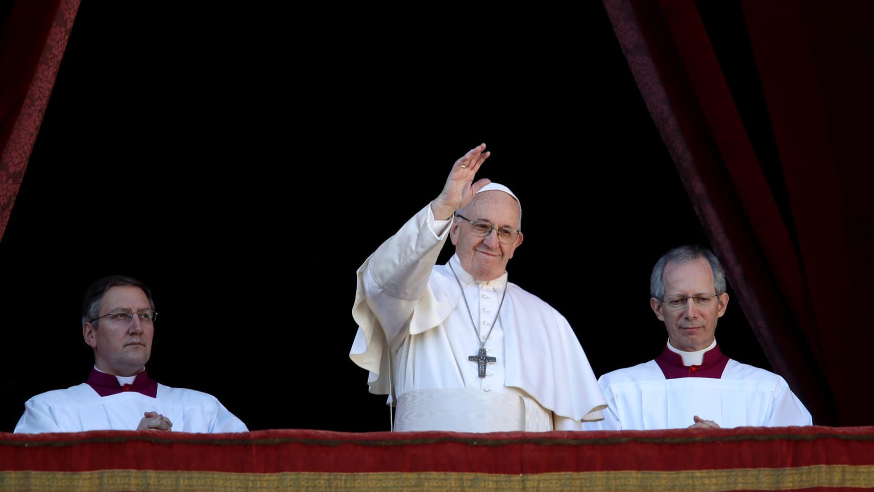 Papst Franziskus im Vatikan: Beim Weihnachtssegen hörten 50.000 Christen dem Papst zu. Papst Franziskus im Vatikan: Beim Weihnachtssegen hörten 50.000 Christen dem Papst zu.