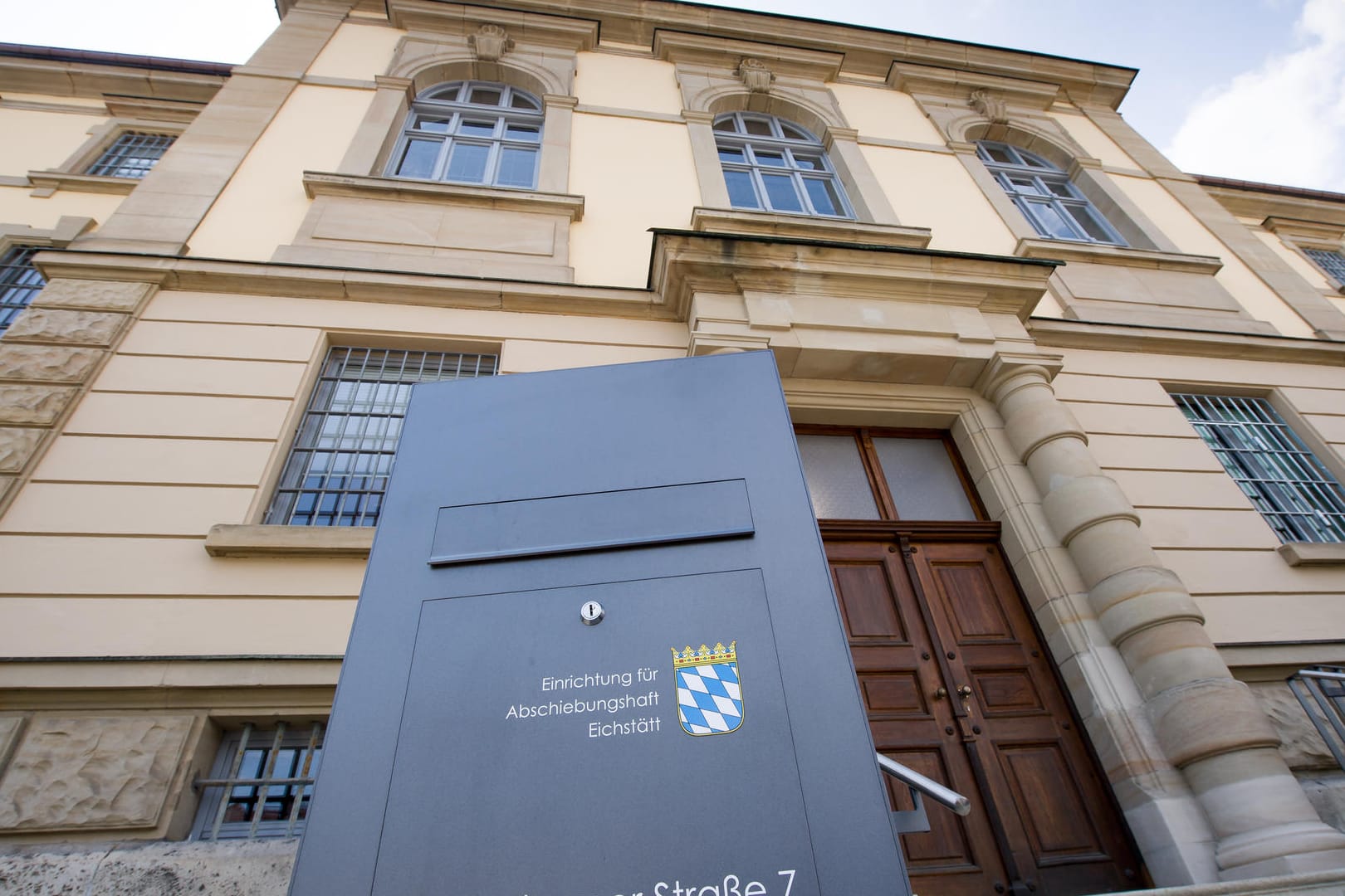 Die Haftanstalt in Eichstätt: Die beiden Männer setzen eine Toilette in Brand. Ein Häftling wurde verletzt.