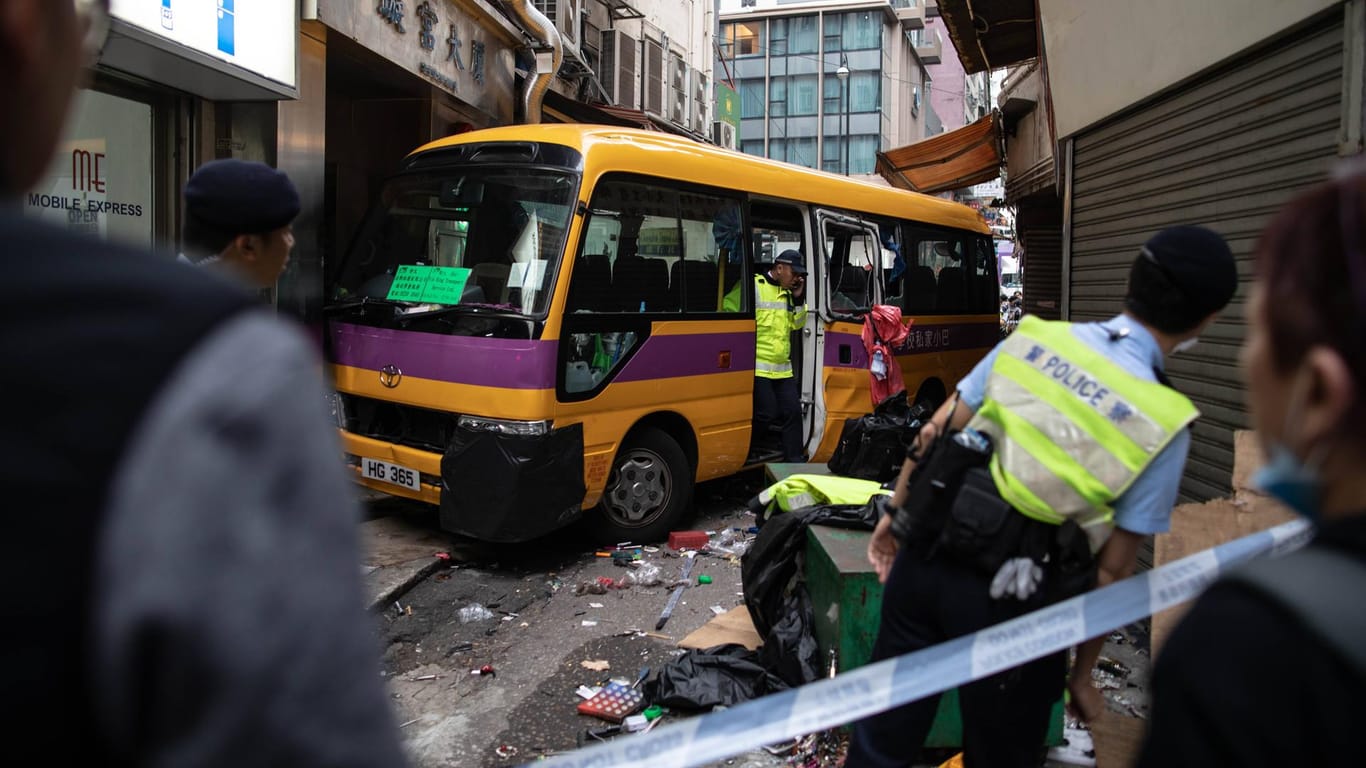 Ein verunglückter Bus in Hongkong (Symbolbild): Bei einer Busentführung in China starben fünf Menschen.