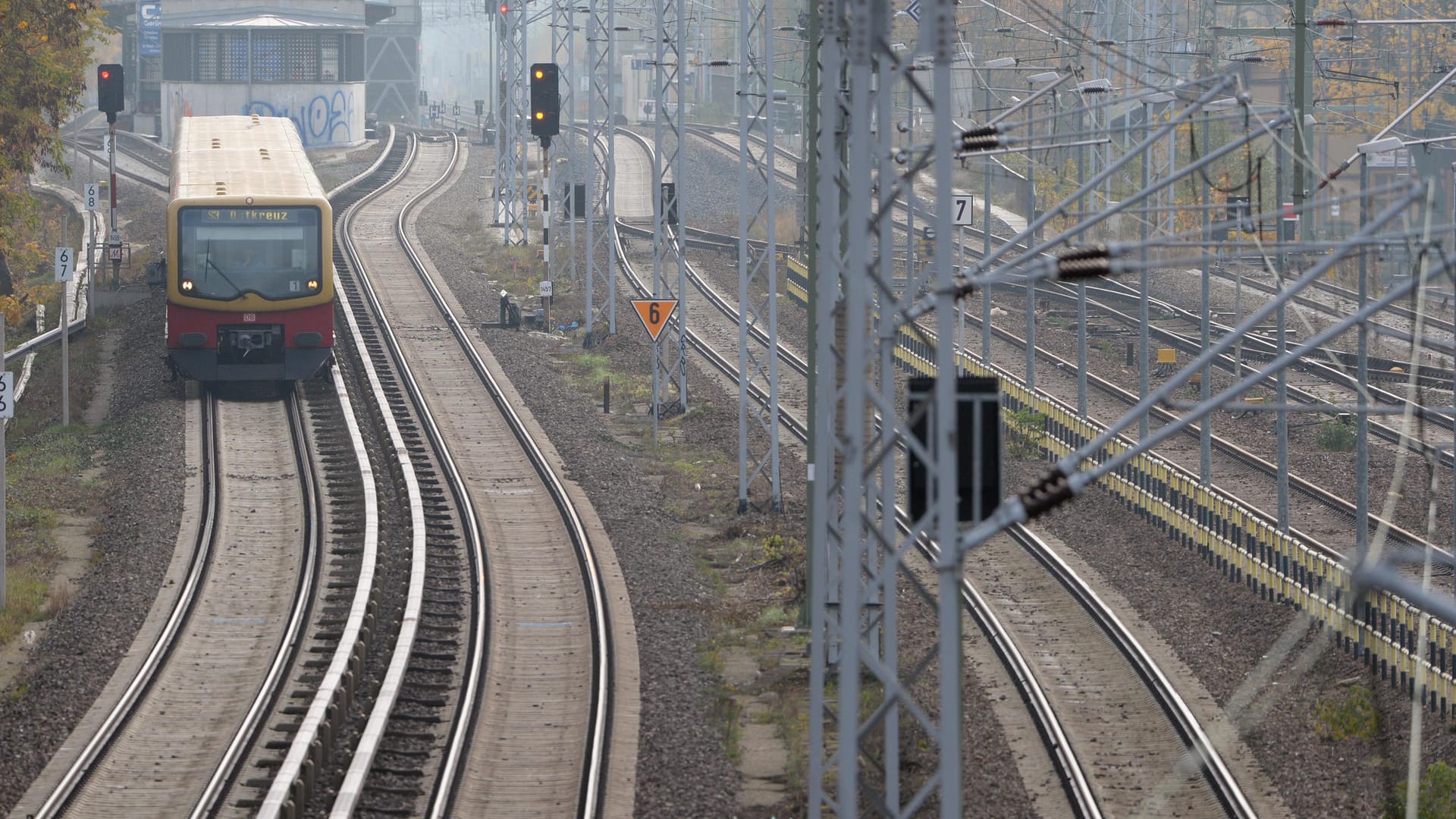 Eine S-Bahn fährt vom S-Bahnhof Karlshorst kommend in Richtung Ostkreuz: Die Ermittler untersuchen auch eine Verbindung mit einer ähnlichen Tat im Oktober in Bayern.