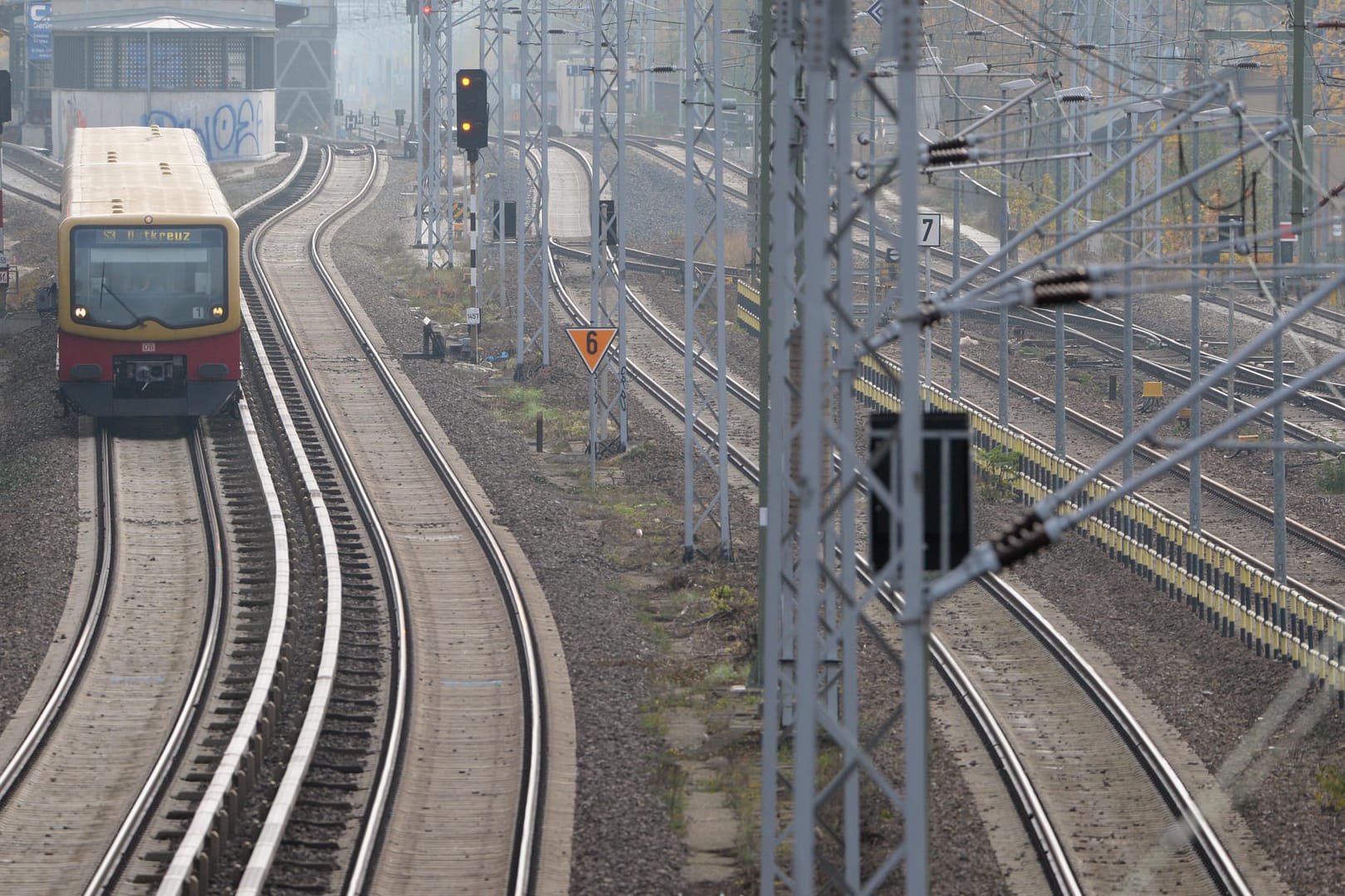 Eine S-Bahn fährt vom S-Bahnhof Karlshorst kommend in Richtung Ostkreuz: Die Ermittler untersuchen auch eine Verbindung mit einer ähnlichen Tat im Oktober in Bayern.
