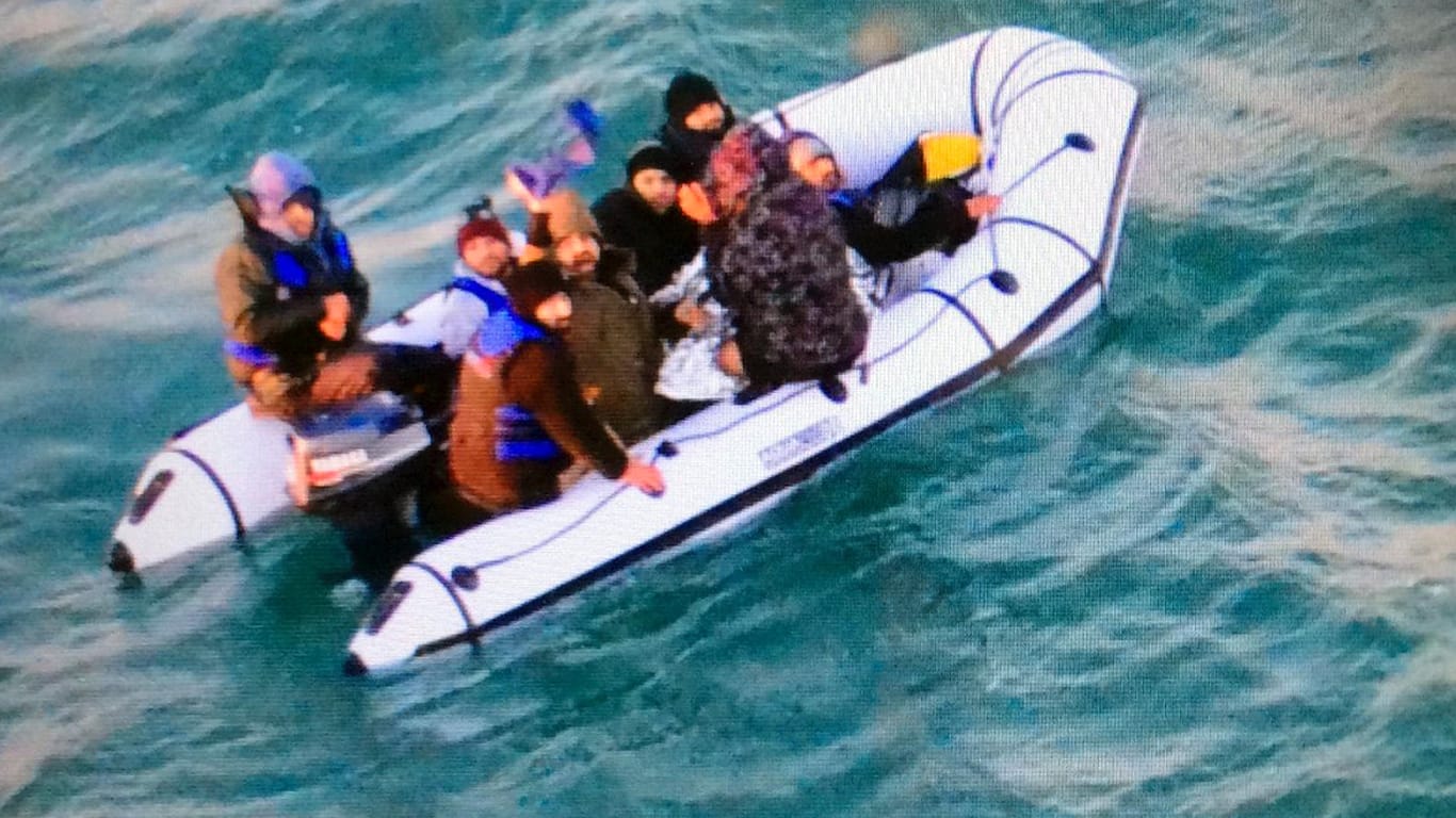 Migranten an Bord eines Schlauchbootes, die von französischen Behörden gerettet wurden: An Weihnachten wurden 40 Migranten aus dem Ärmelkanal gerettet.
