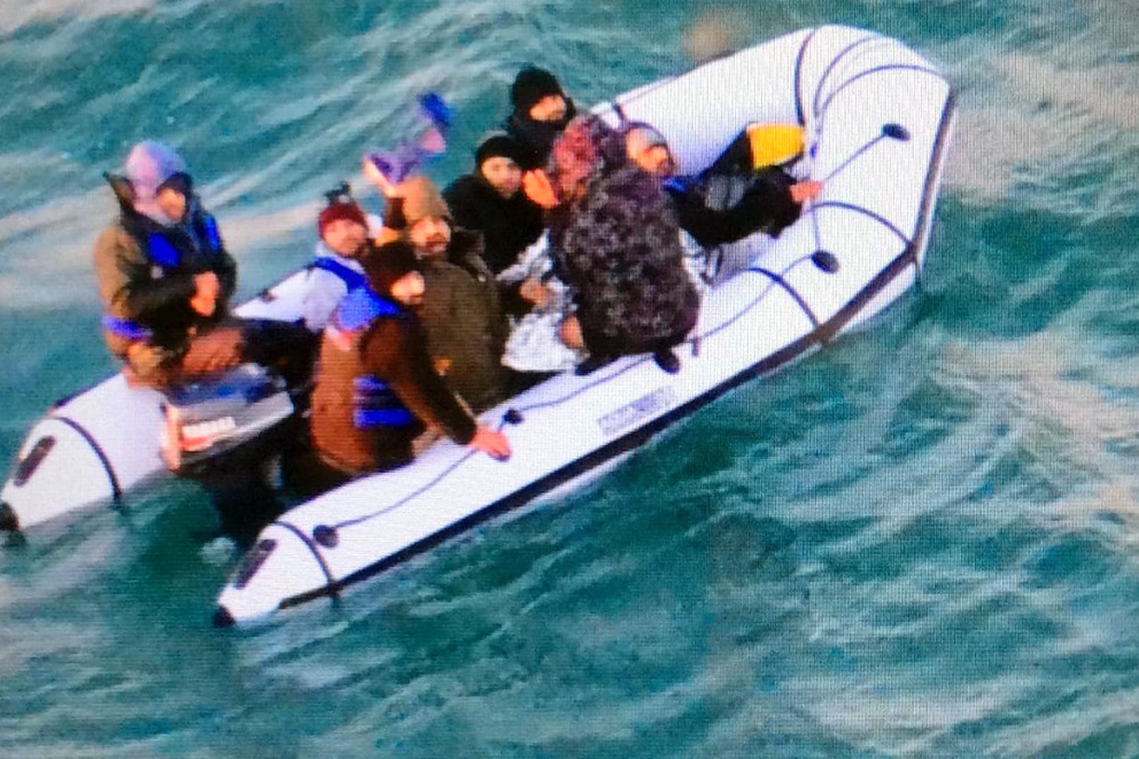 Migranten an Bord eines Schlauchbootes, die von französischen Behörden gerettet wurden: An Weihnachten wurden 40 Migranten aus dem Ärmelkanal gerettet.