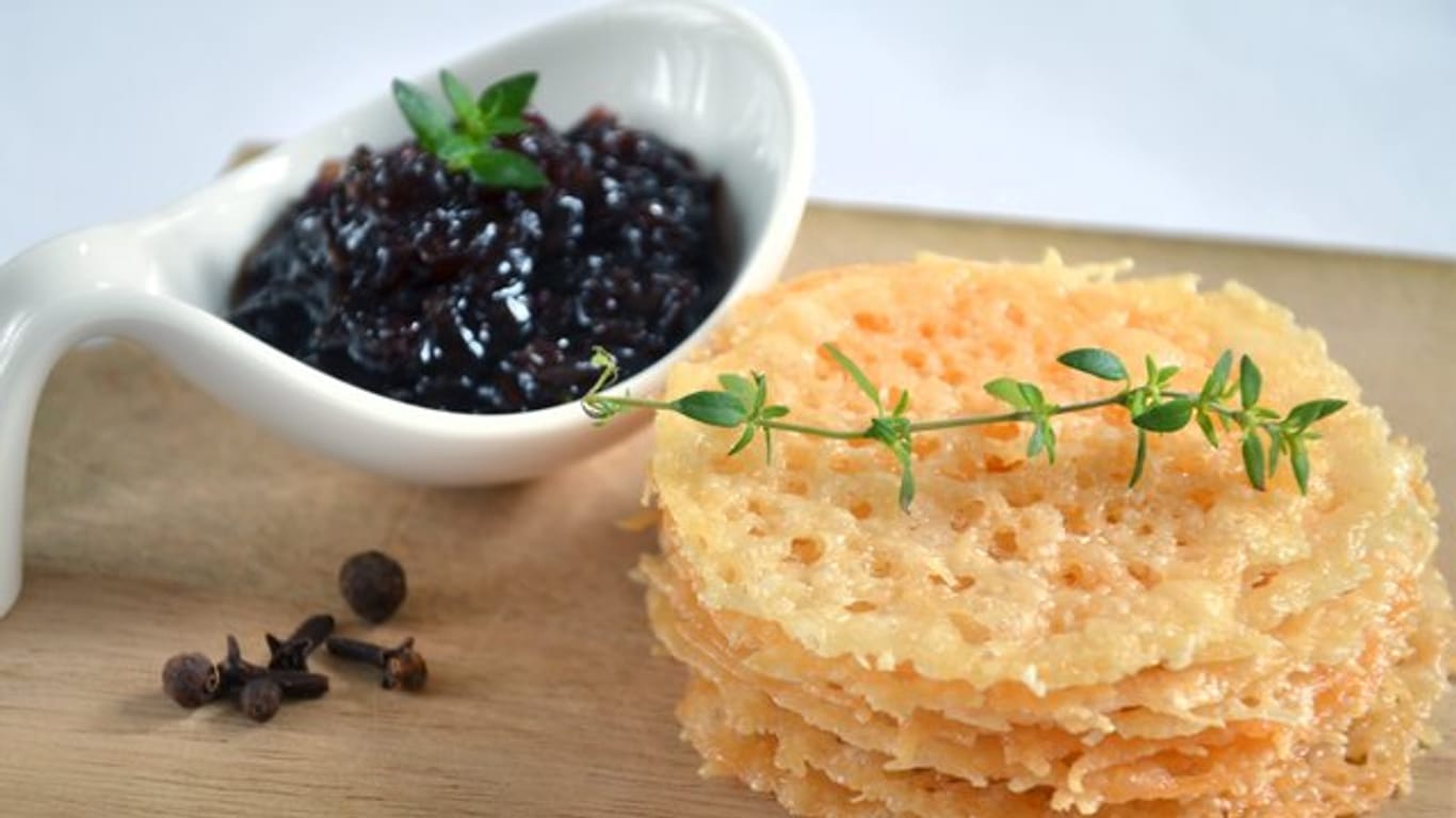 Die Parmesanplätzchen mit Zwiebelmarmelade eignen sich sowohl als Fingerfood fürs Silvester-Buffet als auch als Mitbringsel für die Silvester-Party.