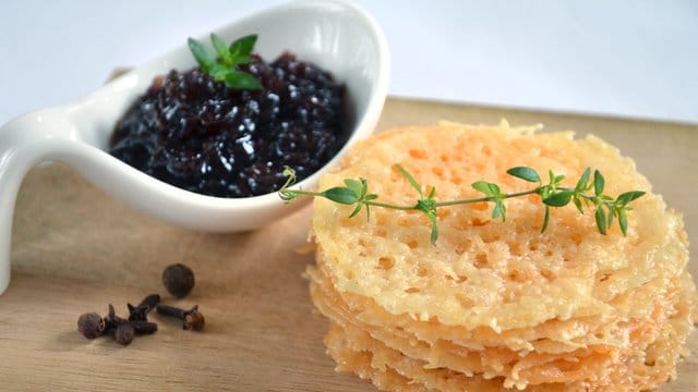 Die Parmesanplätzchen mit Zwiebelmarmelade eignen sich sowohl als Fingerfood fürs Silvester-Buffet als auch als Mitbringsel für die Silvester-Party.