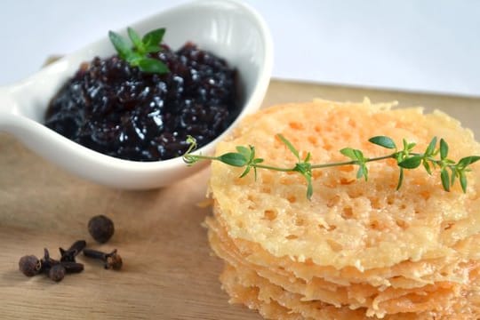 Die Parmesanplätzchen mit Zwiebelmarmelade eignen sich sowohl als Fingerfood fürs Silvester-Buffet als auch als Mitbringsel für die Silvester-Party.