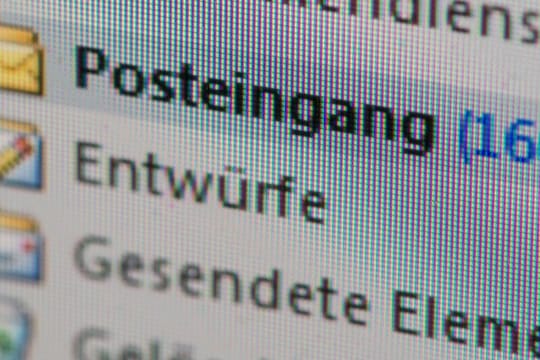 Volles Postfach: Viele Arbeitnehmer werden mit E-Mails überhäuft.