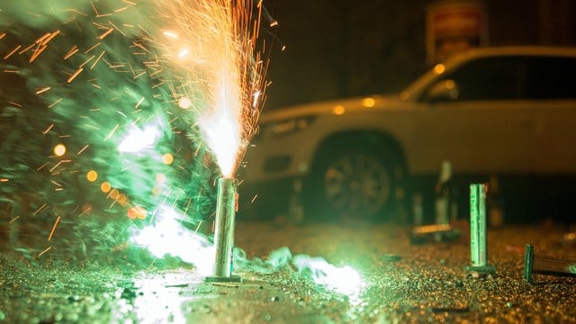 Silvester in der Innenstadt: Funkenflug und Böllerreste können Spuren hinterlassen. Am sichersten steht das Fahrzeug in der Silvesternacht deshalb in einer Garage oder unter Bäumen.