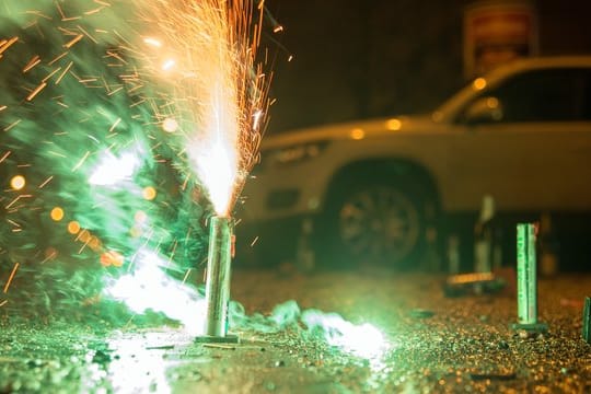 Silvester in der Innenstadt: Funkenflug und Böllerreste können Spuren hinterlassen. Am sichersten steht das Fahrzeug in der Silvesternacht deshalb in einer Garage oder unter Bäumen.