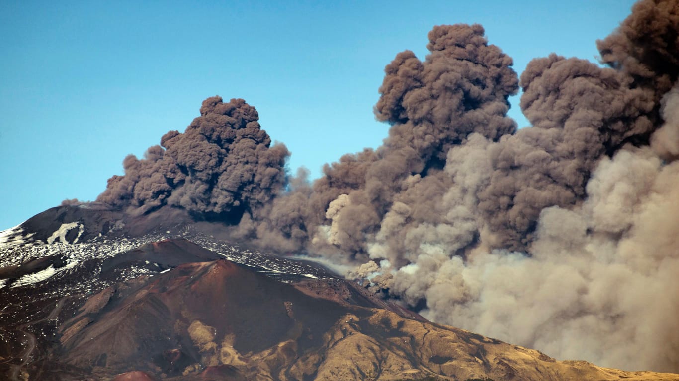 Ätna: Der Vulkan verursacht Erdstöße und Aschewolken.