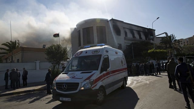 Ein Krankenwagen in der Nähe des Außenministeriums in Tripolis, aus dem Rauch aufsteigt. Ein Krankenwagen in der Nähe des Außenministeriums in Tripolis, aus dem Rauch aufsteigt.