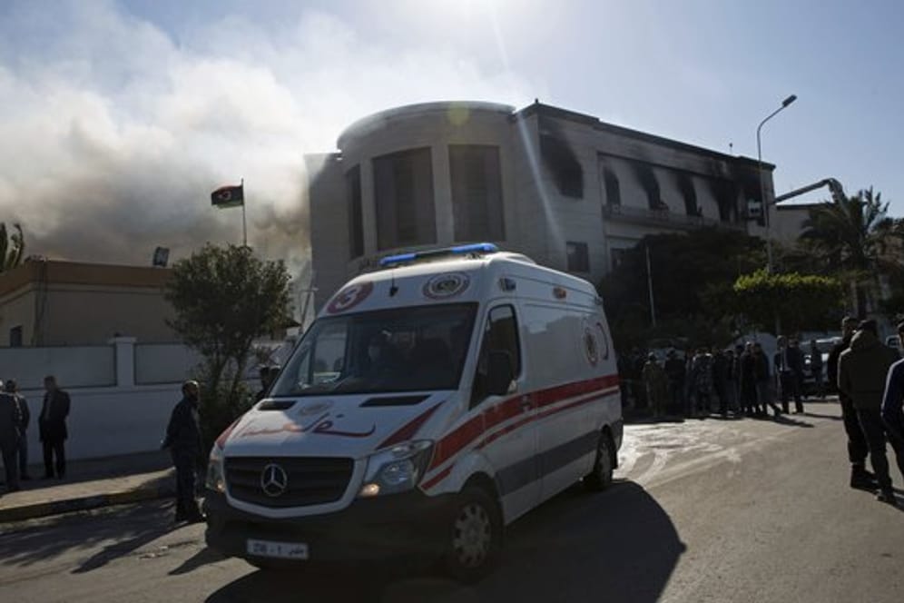 Ein Krankenwagen in der Nähe des Außenministeriums in Tripolis, aus dem Rauch aufsteigt.