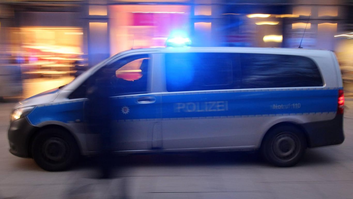 Ein Einsatzwagen der Polizei: In Bayern ist ein Mann angeschossen worden.
