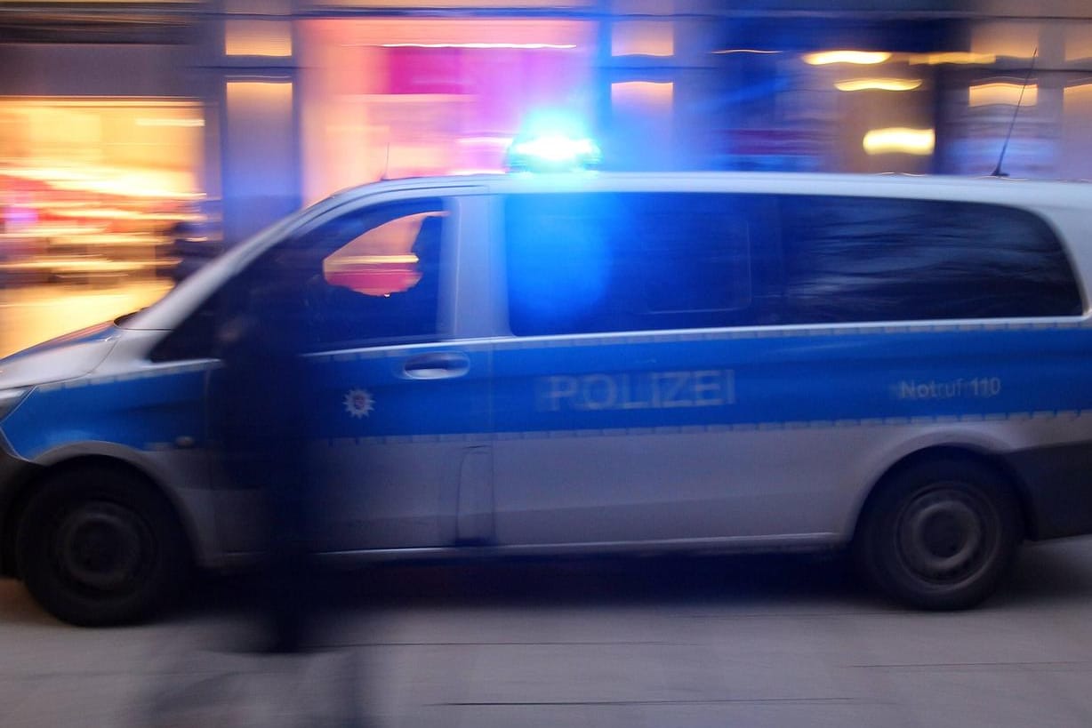 Ein Einsatzwagen der Polizei: In Bayern ist ein Mann angeschossen worden.