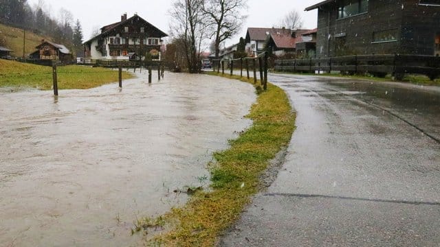 Nach Starkregen und Tauwetter traten im Allgäu teilweise Flüsse über die Ufer und überfluteten landwirtschaftliche Flächen, größere Überschwemmungen blieben jedoch aus. Nach Starkregen und Tauwetter traten im Allgäu teilweise Flüsse über die Ufer und überfluteten landwirtschaftliche Flächen, größere Überschwemmungen blieben jedoch aus.