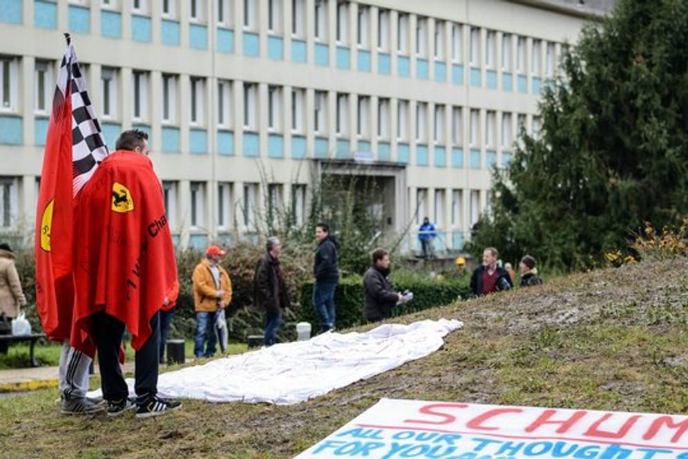 Fans von Michael Schumacher vor dem Krankenhaus in Grenoble.