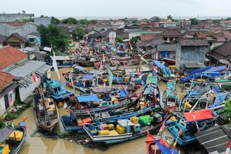 Im Dorf Teluk hat der Tsunami Fischerboote bis in den Ortskern gespült.