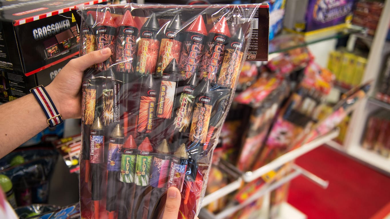 Feuerwekrsraketen liegen in einem Kaufhaus: Wer Raketen aus der Hand startet, riskiert Verletzungen.