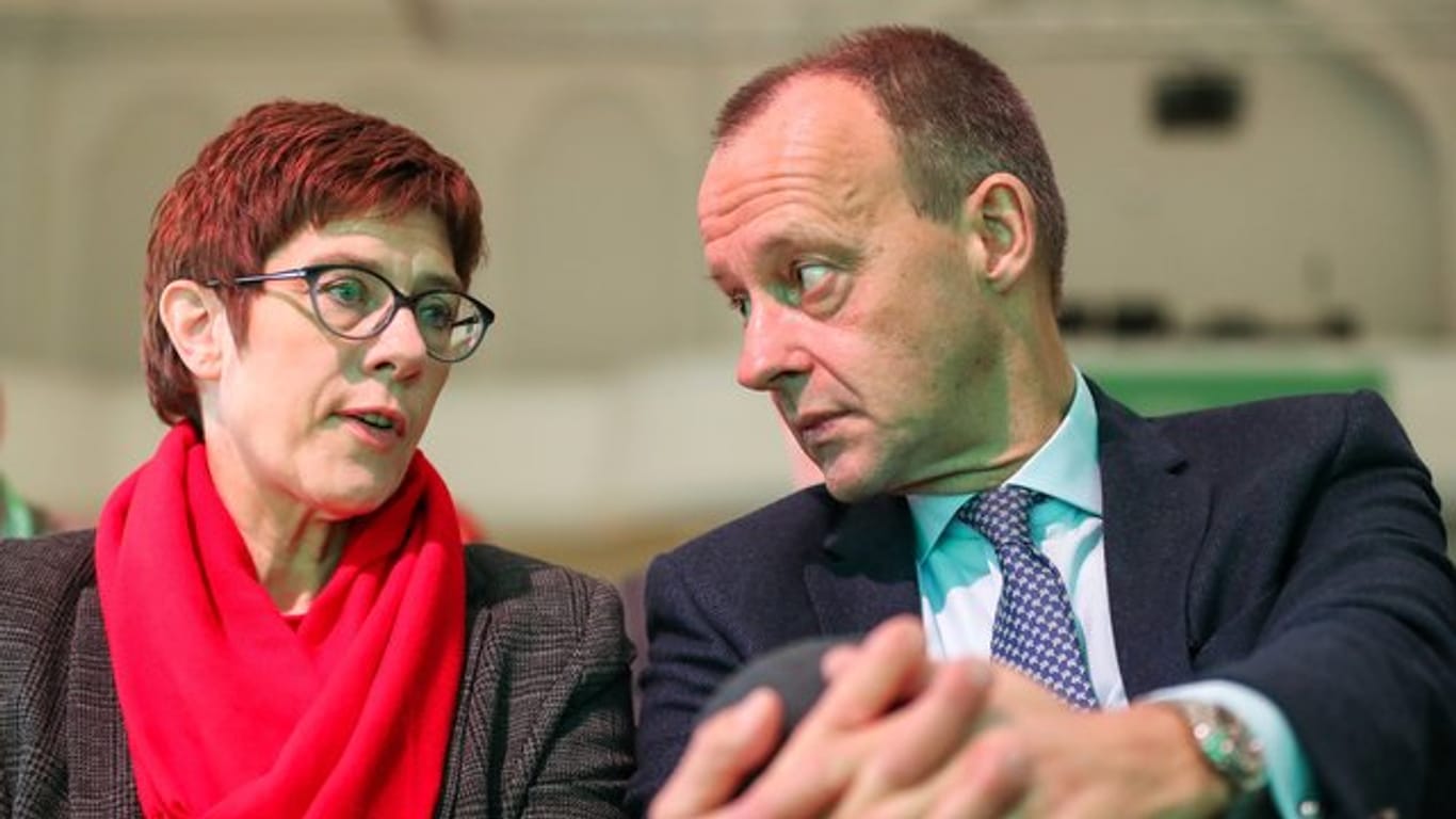 Ex-Unionsfraktionschef Friedrich Merz hatte in einer Kampfabstimmung beim CDU-Bundesparteitag knapp gegen Annegret Kramp-Karrenbauer verloren.