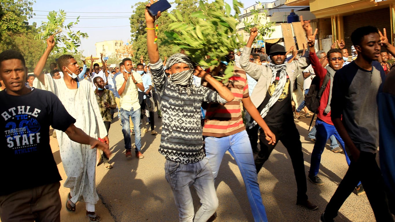 Demonstranten in Khartoum: Im Sudan demonstrieren die Menschen gegen die Wirtschaftspolitik der Regierung.