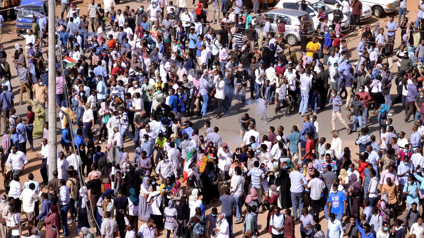 Demonstranten in Khartoum: Die Regierung geht mit Gewalt gegen die Proteste vor.