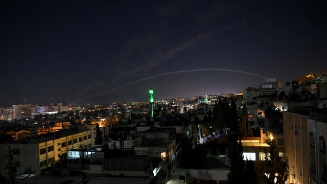 Spuren von Luftabwehrraketen sind am Himmel über Damaskus zu sehen. Spuren von Luftabwehrraketen sind am Himmel über Damaskus zu sehen.