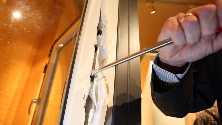 Simulierter Einbruch: Ein Kriminalbeamter demonstriert, wie ein ungesichertes Fenster mit einem Schraubenzieher aufgebrochen werden kann.
