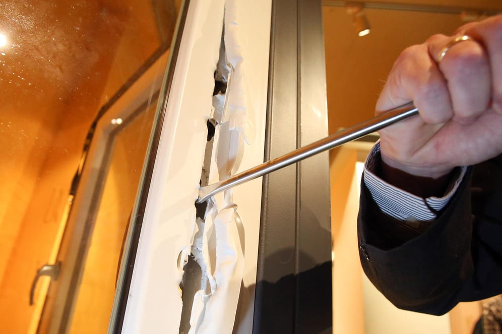 Simulierter Einbruch: Ein Kriminalbeamter demonstriert, wie ein ungesichertes Fenster mit einem Schraubenzieher aufgebrochen werden kann.